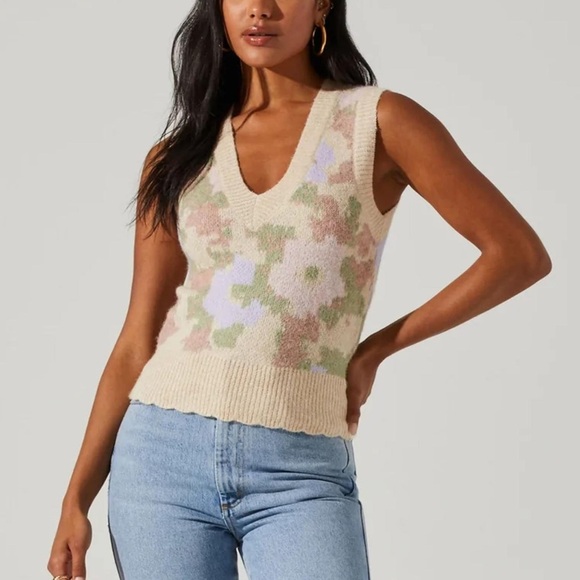 ASTR Floral Sweater Vest In Lilac L - Picture 1 of 8